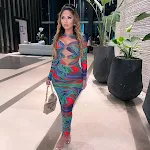 Vestido com design de cor contrastante e estampa, estilo bolsa, que valoriza o quadril. Perfeito para um visual moderno e elegante, com caimento impecável. — foto 5
