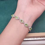 Pulseira de Olivina Natural Incrustada para Mulheres Beleza e Bem-Estar Natural Design Exclusivo com Pedra Preciosa Presente Perfeito e Sofisticado — foto 7