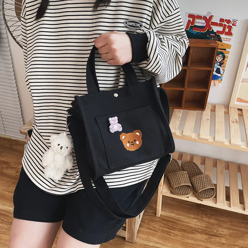 Bolsa mensageiro de lona com bordado de urso de personalidade fofa e engraçada para garotas delicadas Ideal para o uso diário, espaçosa e com um toque de estilo — foto 5