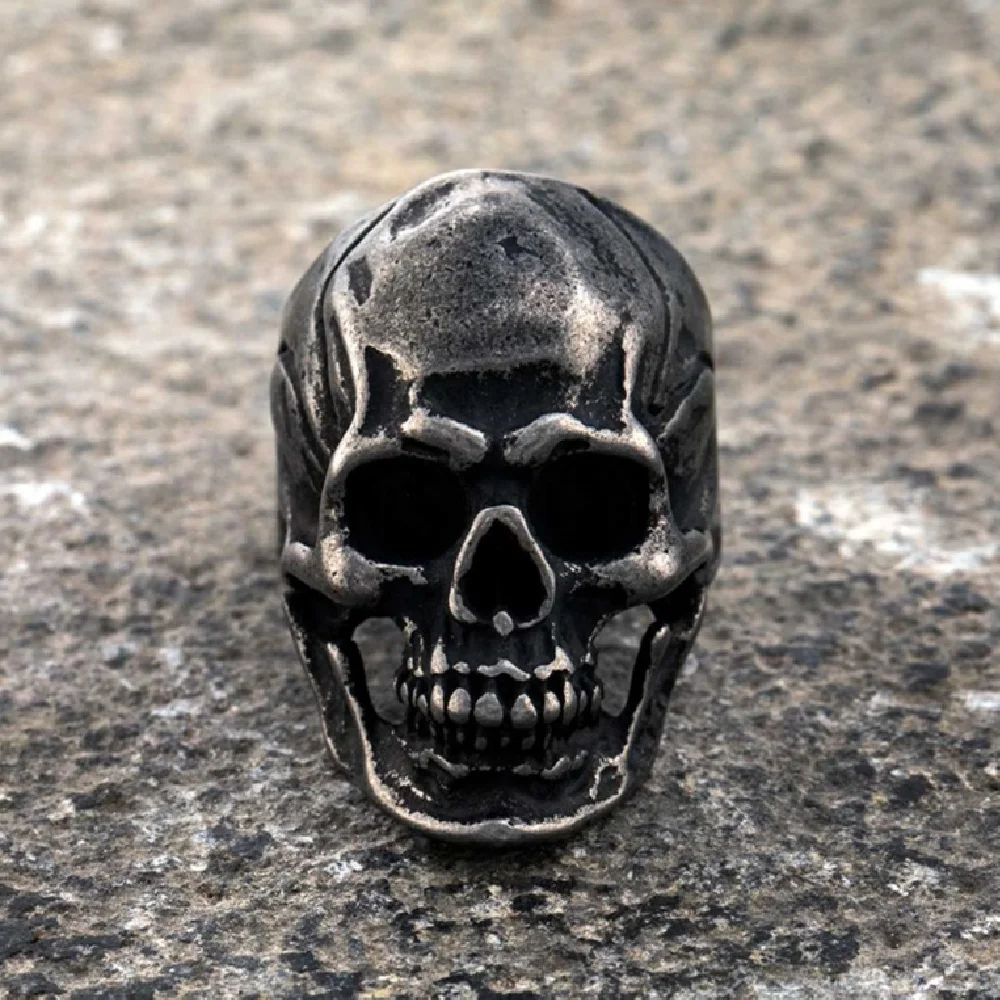 Anel Punk de Caveira de Halloween com personalidade fashion. Adicione um toque audacioso e estiloso ao seu visual com este acessório único. — foto 2