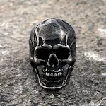 Anel Punk de Caveira de Halloween com personalidade fashion. Adicione um toque audacioso e estiloso ao seu visual com este acessório único. — foto 2