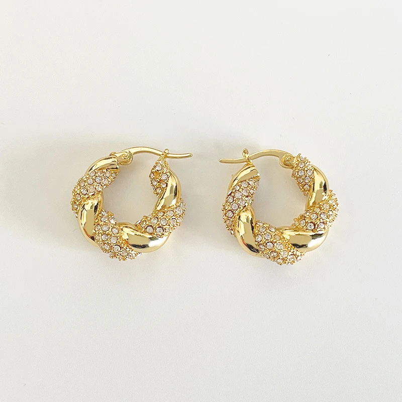 Brincos de Zircônia Elegantes Design com senso delicado. Joia feminina ideal para presente ou uso diário, realçando a beleza. — foto 2