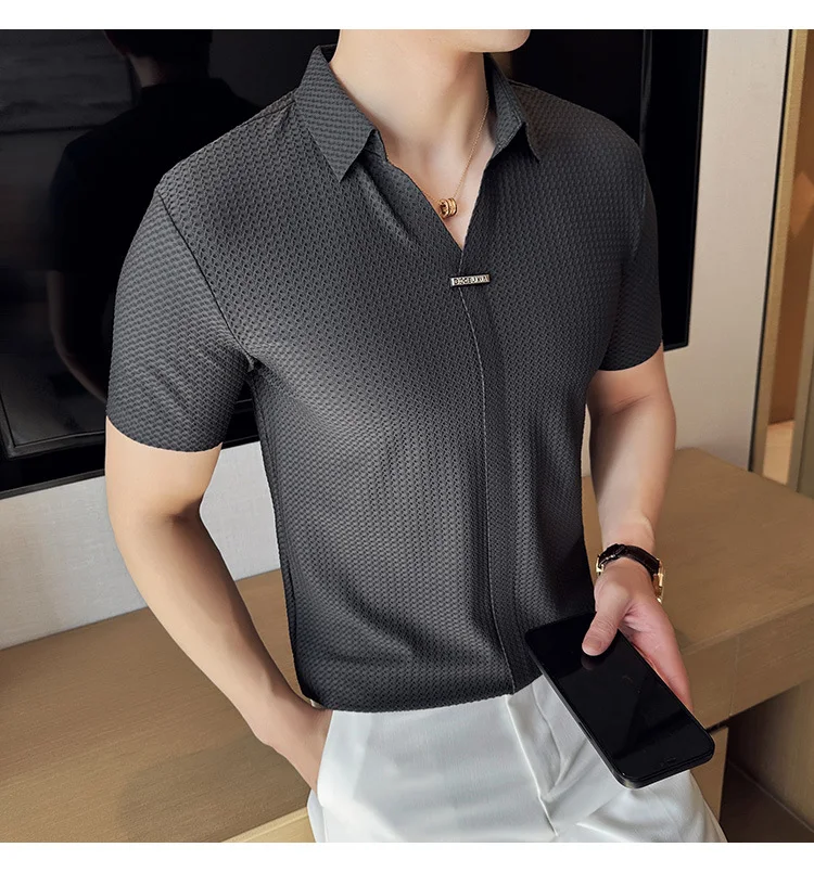Camisa polo masculina de manga curta com textura waffle fina. Leve e respirável, perfeita para um visual casual e confortável. — foto 8