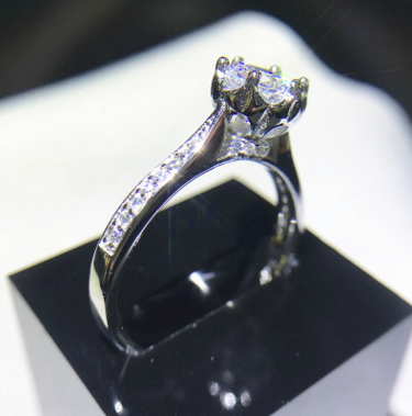 Anel de casamento feminino com flor de diamante de simulação e zircônia, perfeito para noivas e celebrações, um toque de elegância. — foto 2