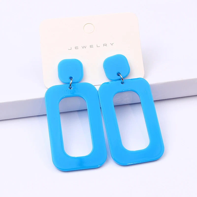 Orecchini a goccia rettangolari grandi, perfetti per un look elegante e sofisticato. Un accessorio essenziale per ogni donna. — foto 21