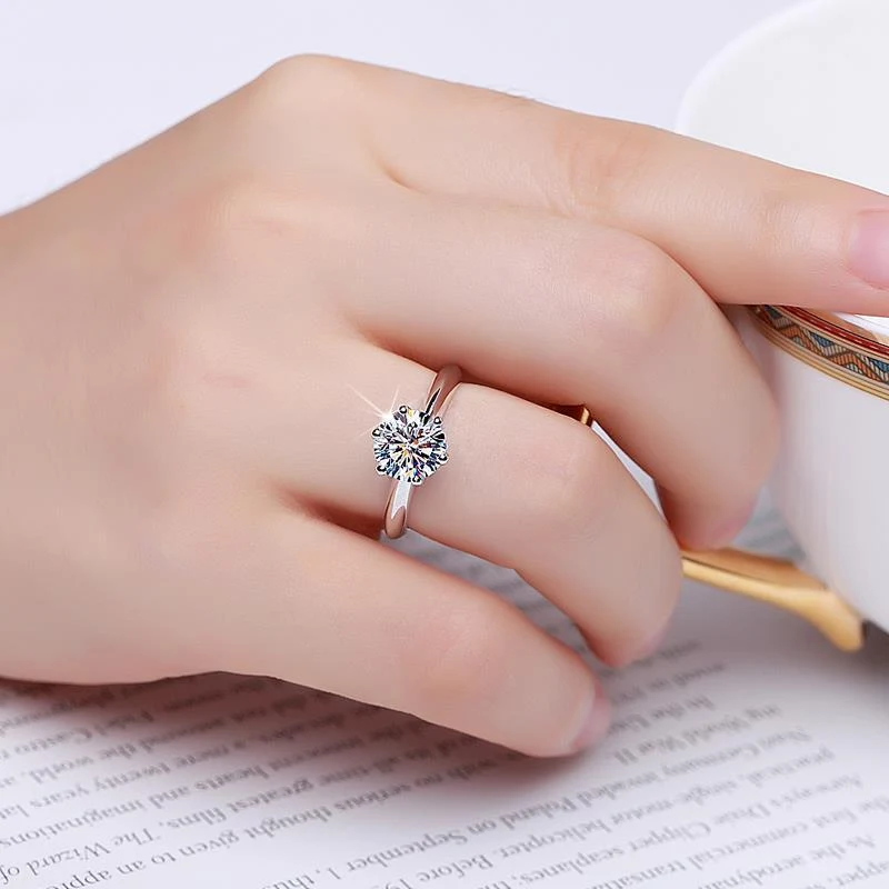 Anel de noivado com zircônia incrustada de seis garras, ajustável, perfeito para casamentos ou para celebrar momentos especiais. — foto 1