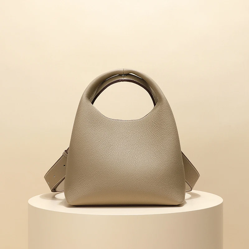 Borsa a tracolla da donna in vera pelle di alta qualità, alla moda e raffinata, perfetta per trasportare i tuoi oggetti essenziali con eleganza. — foto 4