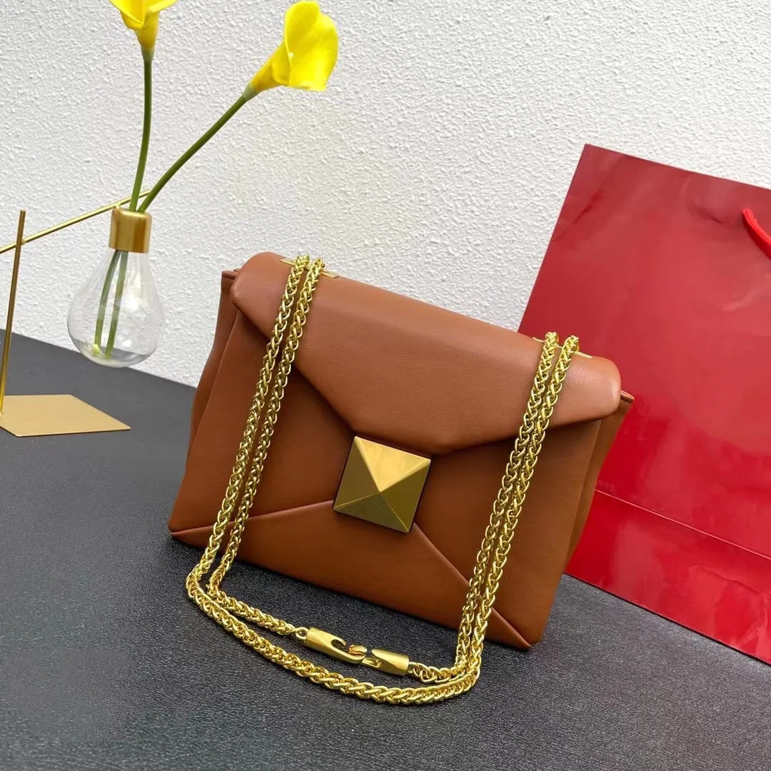 Title 4, Borsa a catena con grandi rivetti in ottone ret...