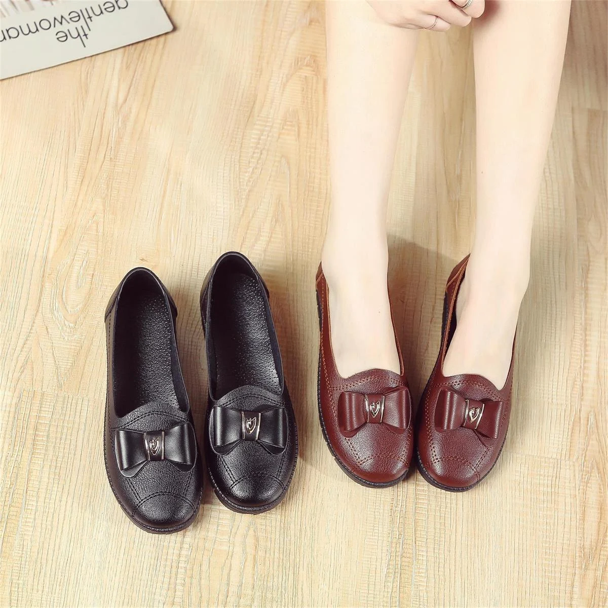Zapatos de abuela planos de moda para mujer en cuero suave, ideales para caminar cómodamente, estilo elegante y femenino. — foto 2