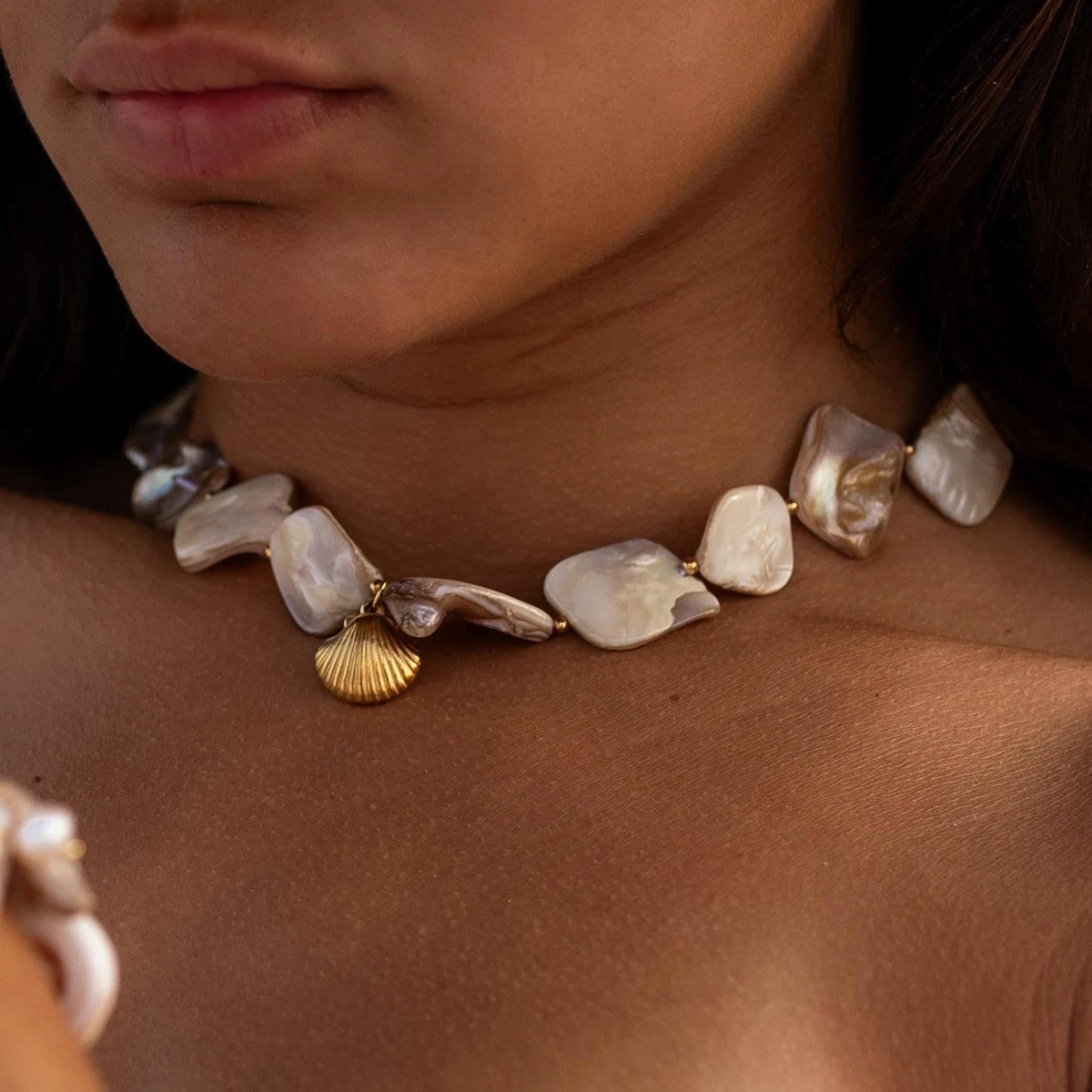 Colar feminino de concha inteira em aço inoxidável. Design exclusivo e moderno, perfeito para realçar sua beleza com elegância. — foto 4
