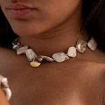 Colar feminino de concha inteira em aço inoxidável. Design exclusivo e moderno, perfeito para realçar sua beleza com elegância. — foto 4