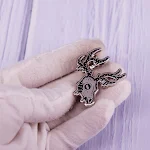 Spilla Smaltata Teschio di Cervo Stellato Gioielli Gotici Pagani Distintivo Alce Fantasma Ornamento Unico. — foto 5