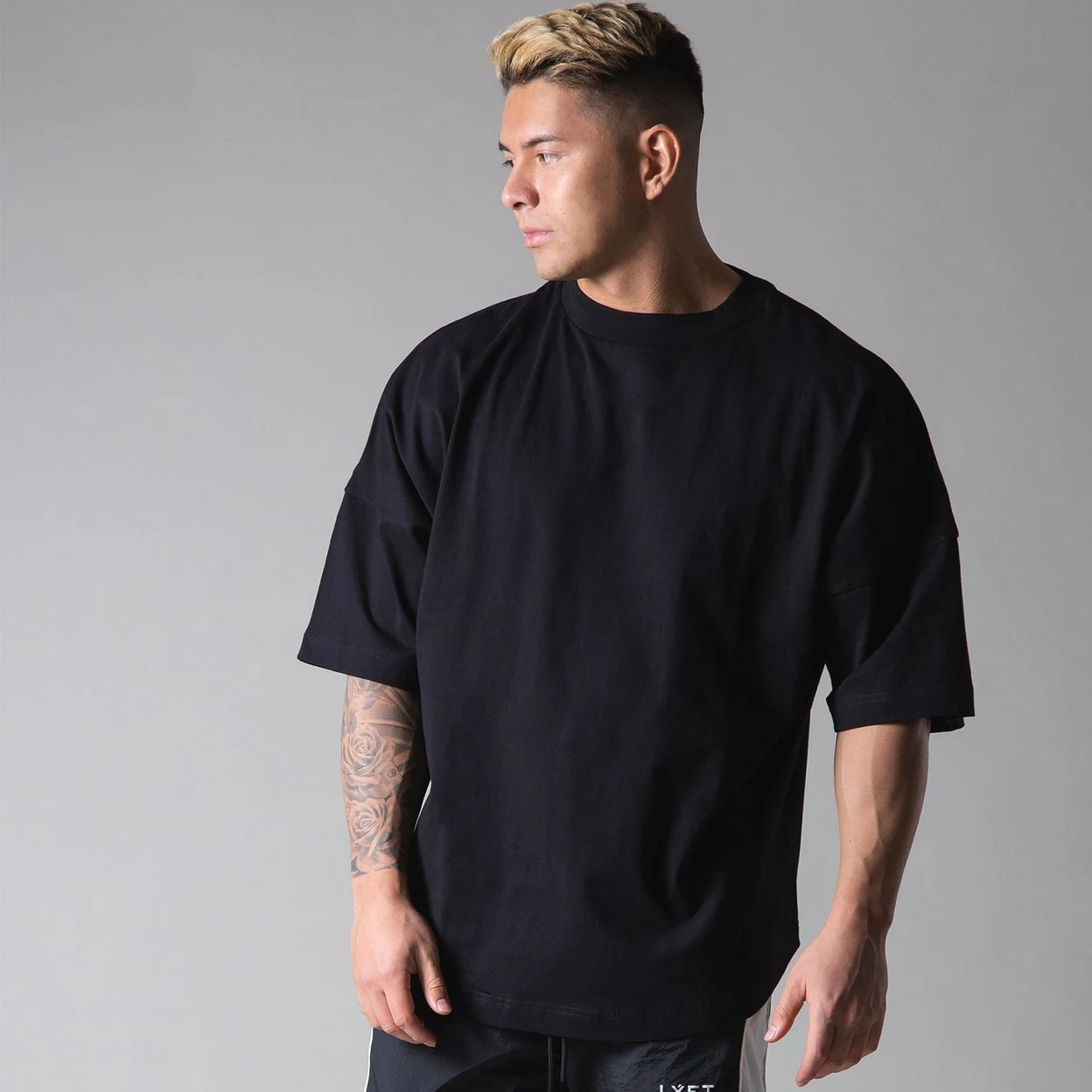 Camiseta fitness manga curta algodão solta gola redonda meia manga. Conforto e liberdade de movimento para seus treinos. — foto 6