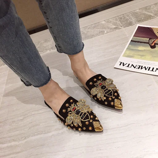Title 7, Pantofole basse con strass a punta in stile mod...