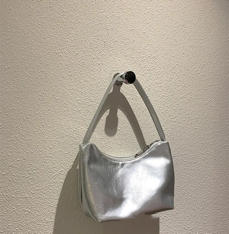 Borsa a tracolla minimalista argentata, elegante e versatile per donna. Perfetta per l'uso quotidiano e le occasioni speciali. Design moderno. — foto 2