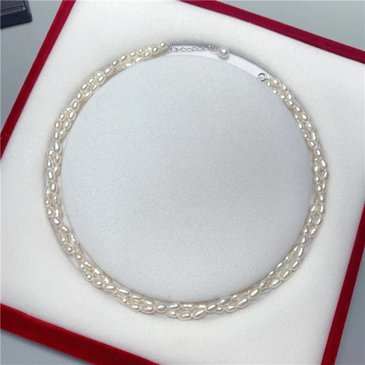 Colar retrô elegante de pérolas de água doce, dupla camada com contas de arroz, acessório charmoso e atemporal. — foto 3