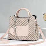 Bolsa feminina fashion com design único de um ombro só, estilo crossbody, perfeita para carregar seus pertences essenciais com elegância e praticidade. — foto 9