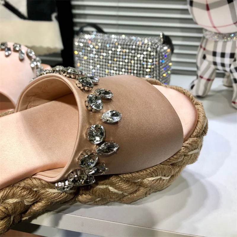Sandalias de mujer con suela gruesa, trenzadas de paja, con pedrería y cuerda de cáñamo. Comodidad y estilo veraniego para tus pies. — foto 8