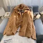 Cardigan con cappuccio, bottoni in corno e lavorazione a treccia. Un maglione caldo ed elegante per l'inverno, comodo e alla moda. — foto 6