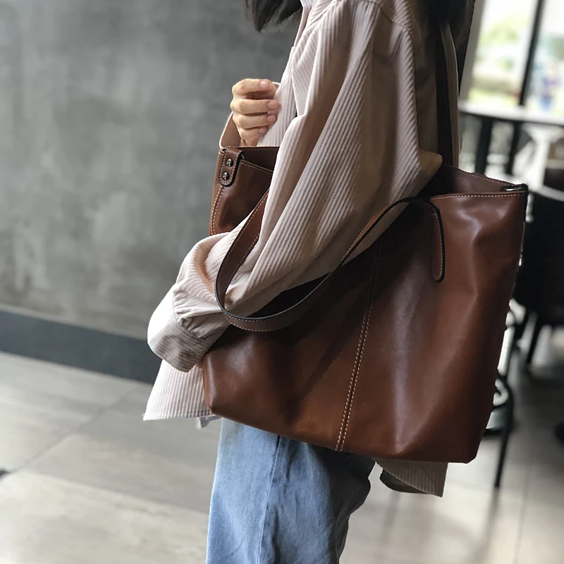 Bolsa Mensageiro de Couro Simples Urbana Feminina de Grande Capacidade. Perfeita para o dia a dia, trabalho e estudo. Design elegante e funcional. — foto 2