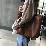 Bolsa Mensageiro de Couro Simples Urbana Feminina de Grande Capacidade. Perfeita para o dia a dia, trabalho e estudo. Design elegante e funcional. — foto 2