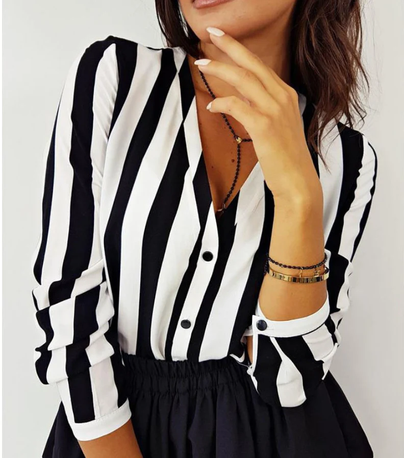 Title 3, Blusa de manga longa listrada com decote em V p...
