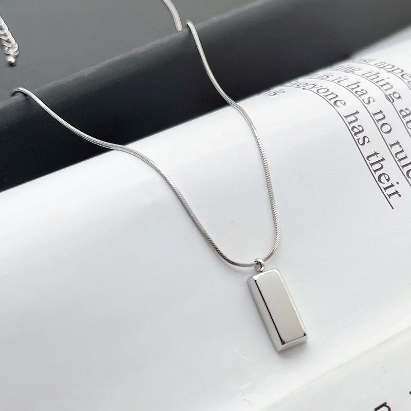 Colar com Pingente Quadrado de Aço Titânio, Simples e Combinável. Design Versátil para Mulheres. Ideal para Qualquer Ocasião. — foto 5