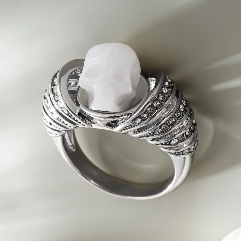Anel de caveira de diamante estilo punk street, expresse sua atitude ousada e personalize seu visual com esta joia impactante e estilosa. — foto 1