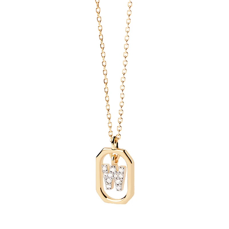 Colar Mini Letra Pequena Prata 18k, Simples e Leve, Luxo Discreto e Sofisticado. Joia feminina ideal para um toque de elegância e personalidade. — foto 8