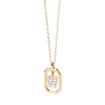 Colar Mini Letra Pequena Prata 18k, Simples e Leve, Luxo Discreto e Sofisticado. Joia feminina ideal para um toque de elegância e personalidade. — foto 8