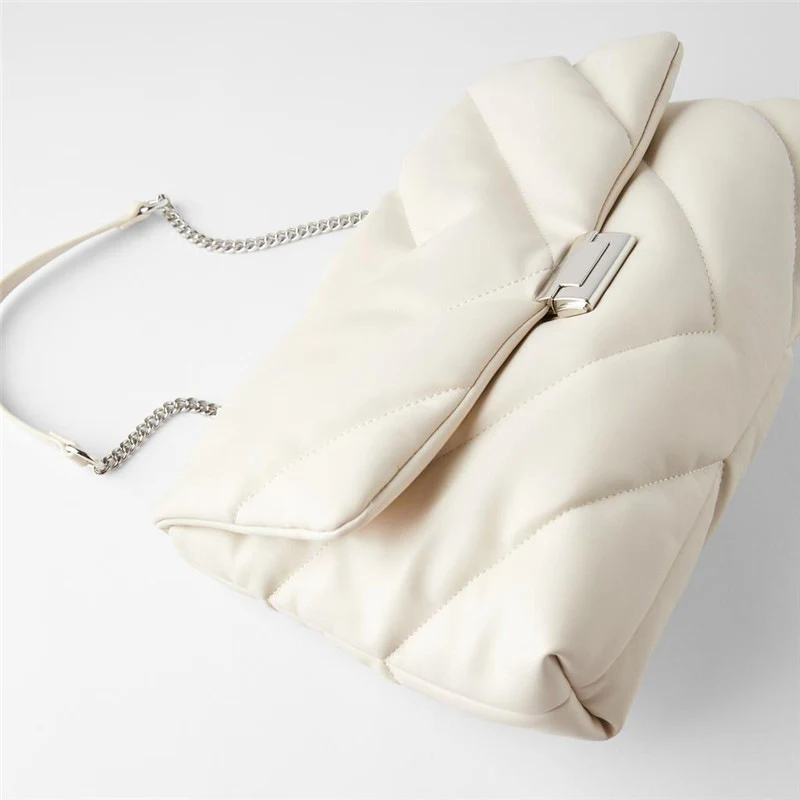 Bolsa feminina branca acolchoada grande, estilo mensageiro de um ombro, com corrente, simples e versátil, ideal para looks casuais e elegantes. — foto 4