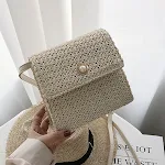 Bolsa de palha de um ombro, leve e charmosa, ideal para praia e passeios de verão. Leve seus pertences com elegância e praticidade. — foto 3