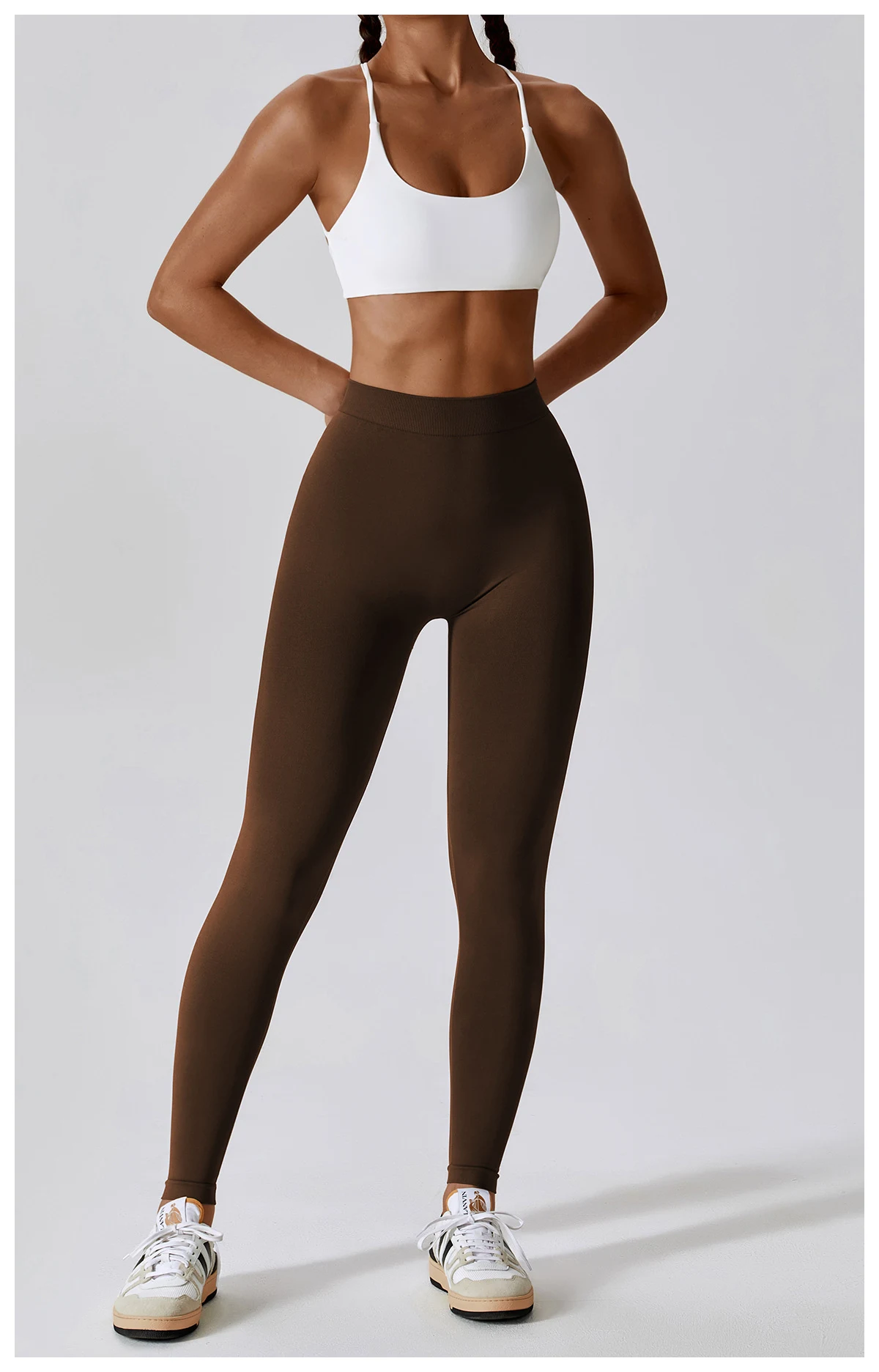 Title 22, Peach hip raise fitness legging met V-taille, b...
