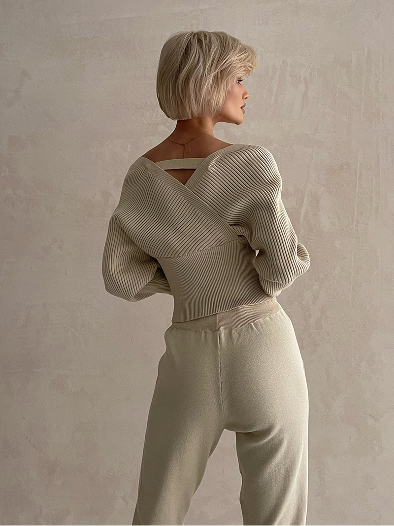 Title 7, Leaky Shoulder Bat Sleeve V-neck Foreign Style ...