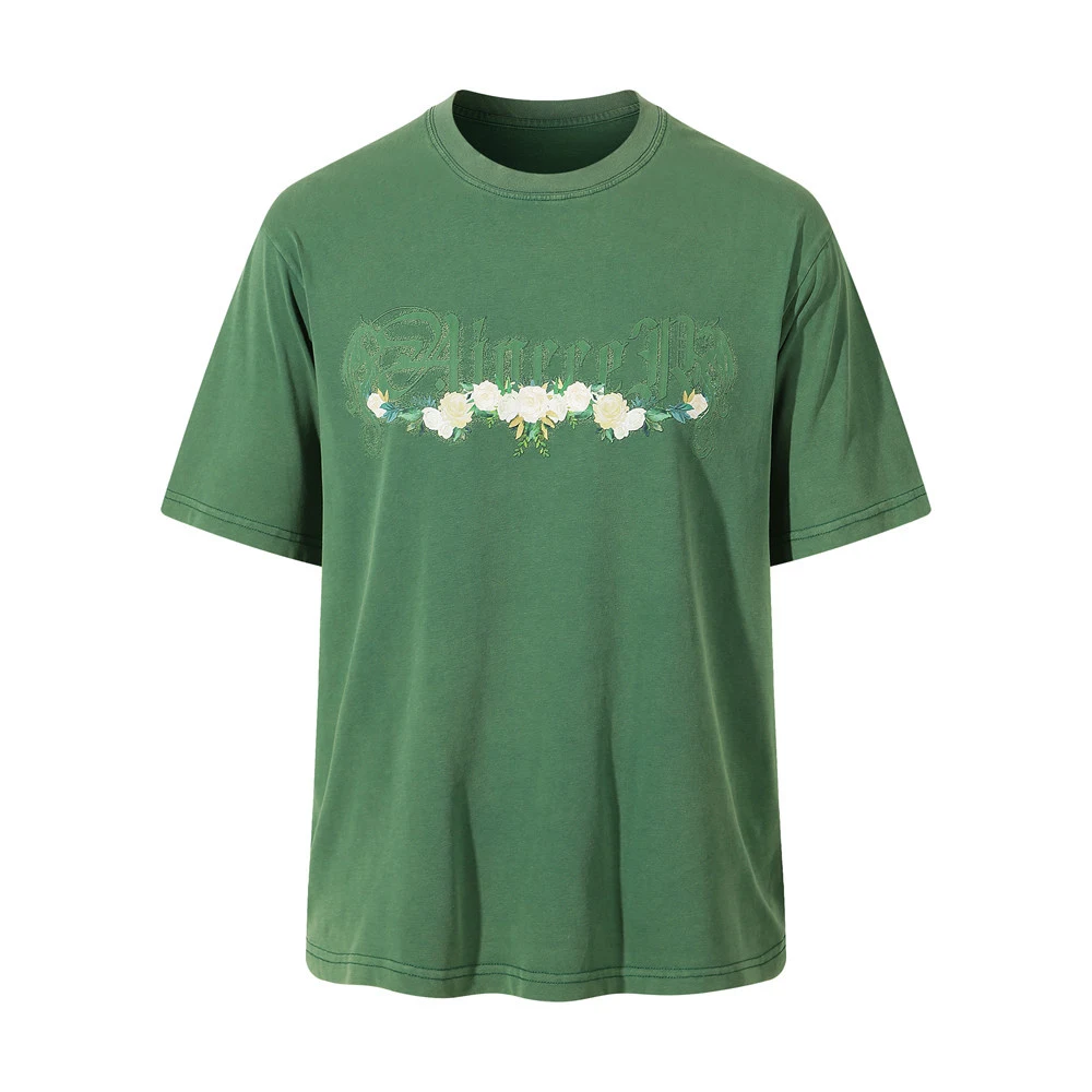 Camiseta masculina de manga curta com estampa floral e letras. Perfeita para o verão, oferece conforto e estilo casual. — foto 1