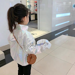 Jaqueta brilhante infantil ideal para festas e eventos especiais. Mantenha seu filho aquecido com estilo e brilho, perfeita para um visual moderno e marcante. — foto 4