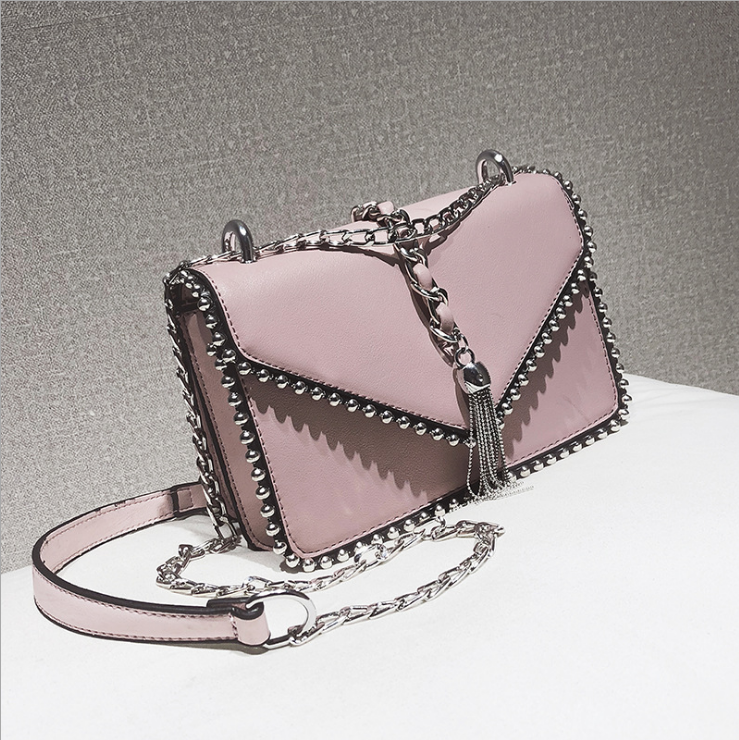 Bolsa mensageiro fashion com corrente e um ombro só com tachas. Versátil e perfeita para qualquer look. — foto 9
