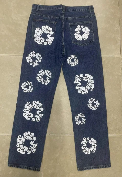Jeans dritti, vestibilità slim e taglio ampio. Comfort e stile per tutti i giorni, ideali per un look casual e dinamico. — foto 24