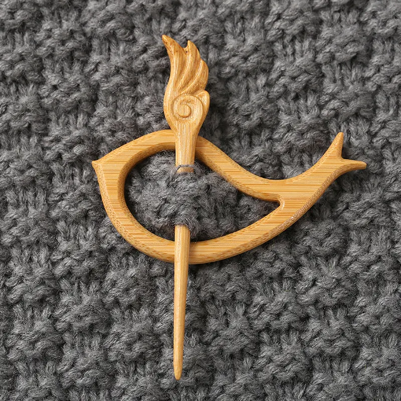 Broche de madeira com entalhe de animal Presente encantador para amantes de animais e artesanato. Um acessório charmoso e com toque rústico. — foto 30