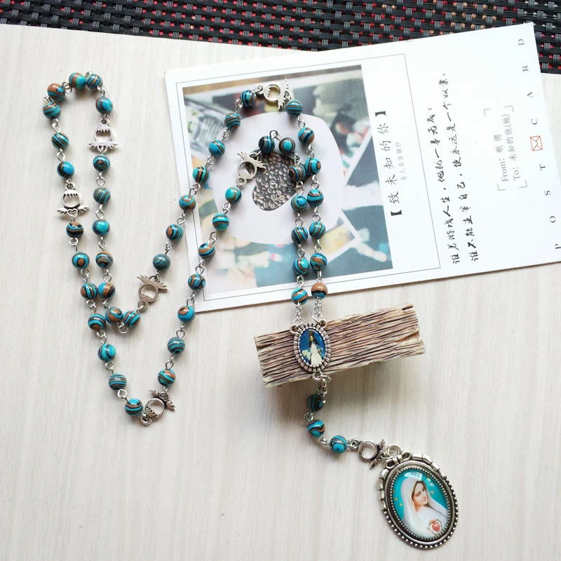 Colar de contas de malaquita vintage fashion, um acessório elegante e atemporal. Perfeito para adicionar um toque de sofisticação natural ao seu look. — foto 1
