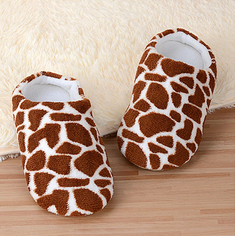 Zapatillas de algodón y ante para el hogar. Comodidad y suavidad para tus pies. Disfruta de la sensación de lujo. Perfectas para relajarse en casa. — foto 4