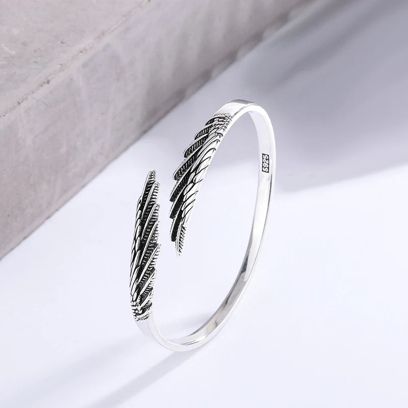 Pulseira de asas de anjo antigas com banho de prata, design de penas, um acessório elegante e simbólico para proteção e estilo. — foto 6