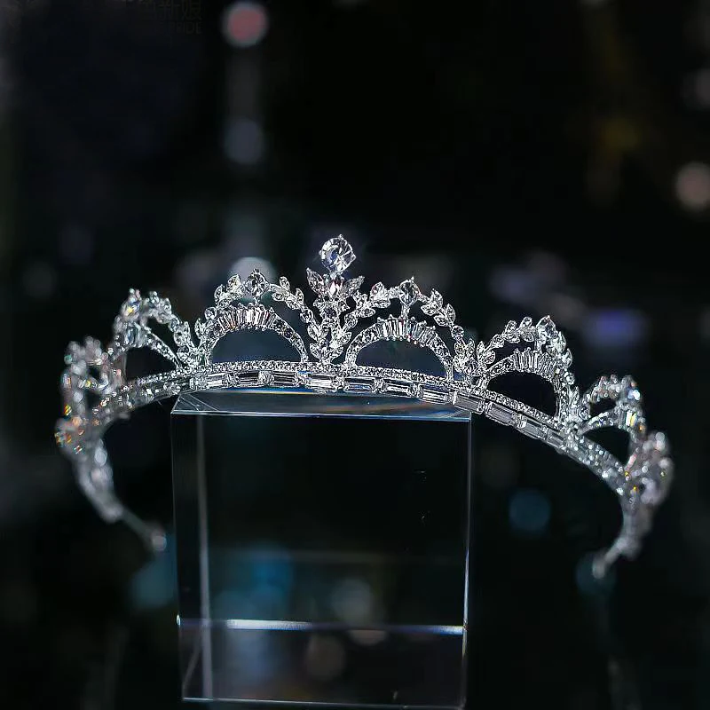 Coroa de aniversário Crystal Princess para noivas. Brilho e elegância para celebrar seu dia especial. Perfeita para festas e casamentos. — foto 3