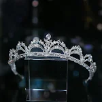 Coroa de aniversário Crystal Princess para noivas. Brilho e elegância para celebrar seu dia especial. Perfeita para festas e casamentos. — foto 3