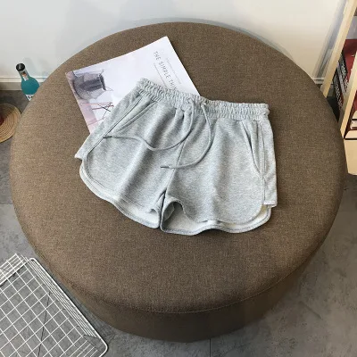 Zomerse dames shorts losse Koreaanse stijl hoge taille. Comfortabele en stijlvolle shorts, perfect voor warme dagen en een casual, trendy look. — foto 4