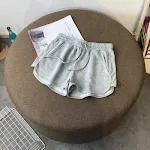 Zomerse dames shorts losse Koreaanse stijl hoge taille. Comfortabele en stijlvolle shorts, perfect voor warme dagen en een casual, trendy look. — foto 4