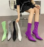 Botas curtas femininas com bico fino e cor de fruta, salto alto tipo stiletto, perfeitas para um visual elegante e sofisticado. — foto 9
