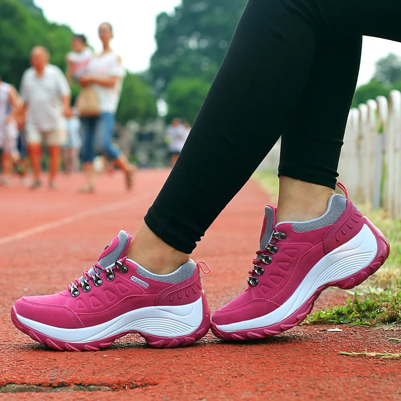 Sportschoenen en casual schoenen voor dames, comfortabel en stijlvol voor dagelijks gebruik. Ontdek de perfecte schoen voor elke activiteit en outfit. — foto 1