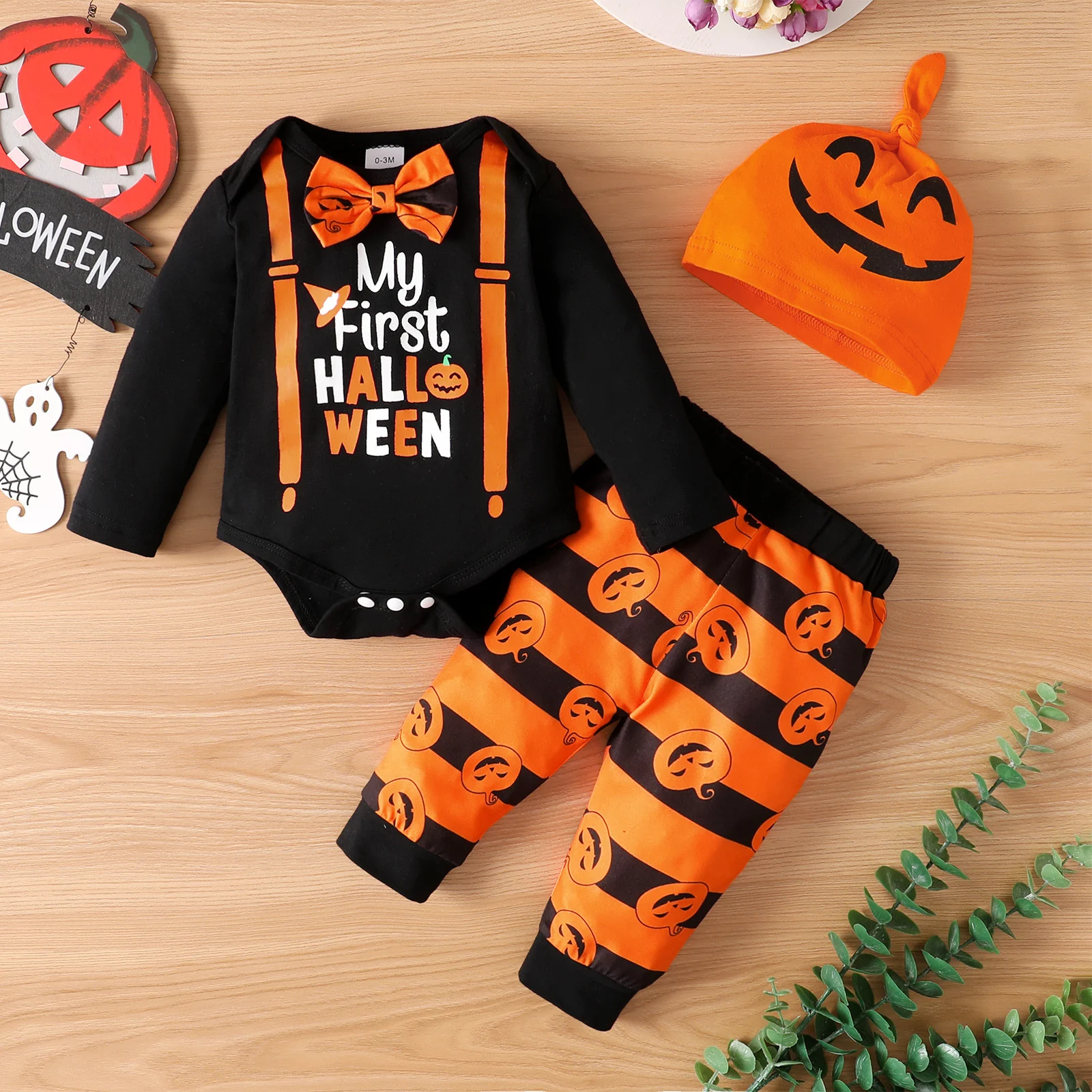 Top com estampa de letras de Halloween e calças com estampa de abóbora. Combine conforto e estilo para celebrar o Halloween de forma divertida. — foto 2