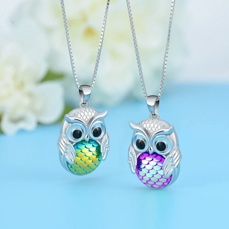 Colar feminino com pingente de coruja simples em prata esterlina. Um acessório de moda charmoso e elegante, perfeito para complementar qualquer look, um presente ideal. — foto 5